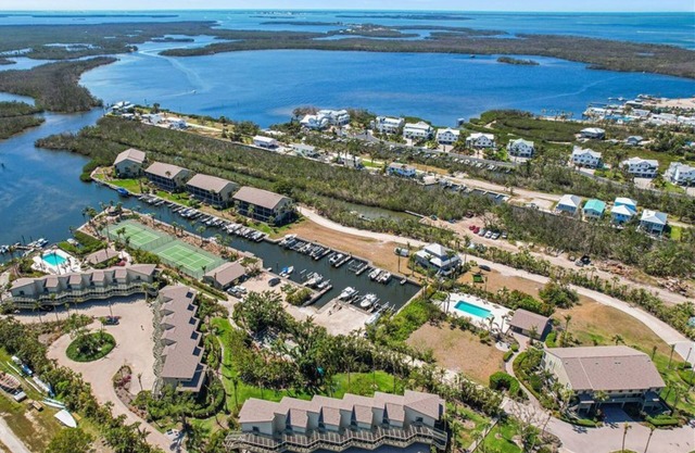 Relax at Pine Island, 2 bed 2.5 bath. 3 Bikes, 2 Kayaks, 2 heated pools new pier