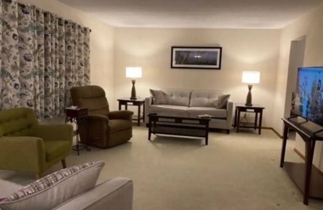 Relax by Fountian Lake, 3 bedroom beautiful home with large yard,