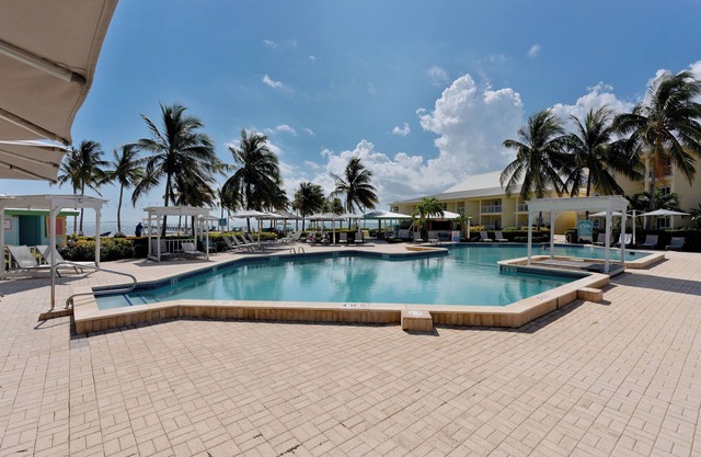 Relax in 2 Oceanfront Suites w/Full Kitchen, Pool & Bar Access