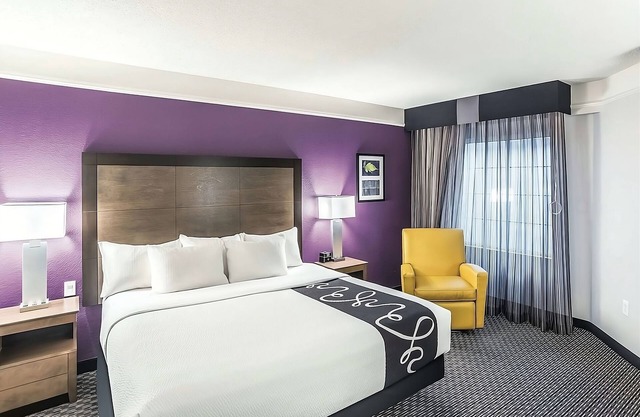 Relax in a Cozy Hotel Room w/Poolside Loungers & Hot Tub Access
