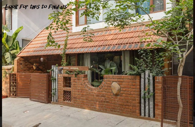 Relax in centrally located quiet terrace floor ensuite room in trendy eco-villa