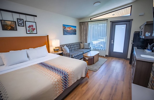 Relax in Spacious Alpine Room w/ Mountain Shuttle, Gear Rentals & Lake Trails