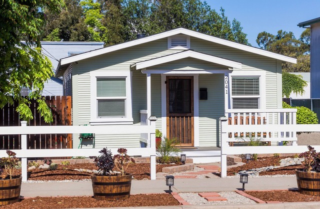 Relax In This Newly Renovated Downtown Cottage
