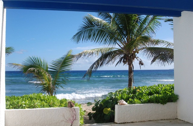 Relax, Quiet, Breeze with sounds of surf . Enjoyable Water Front Condo
