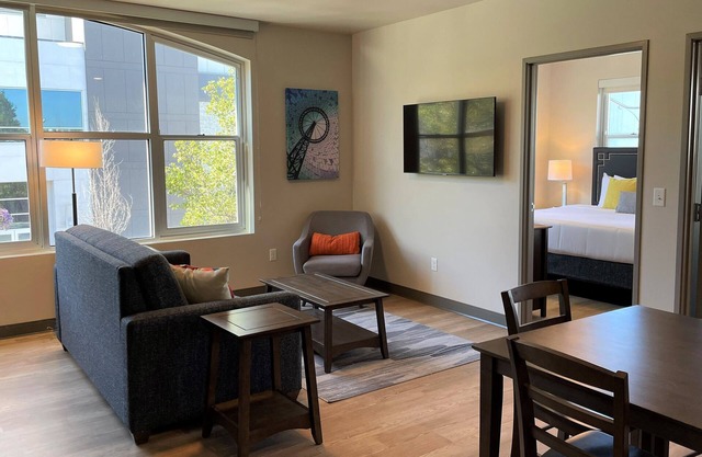 Relaxing 2 Bed Travel Apartment Steps Away from Riverfront Park