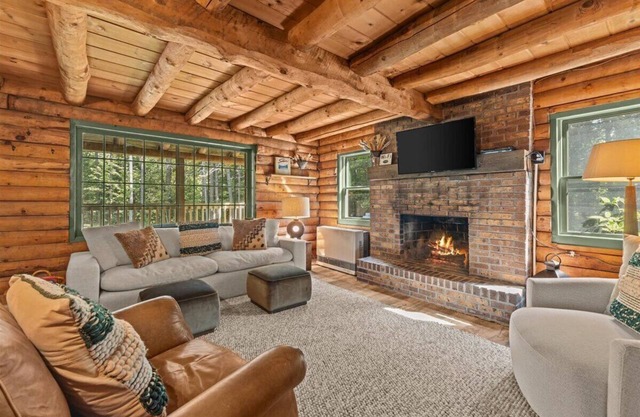 Relaxing 3BR Log Cabin Getaway w/Firepit in Stowe