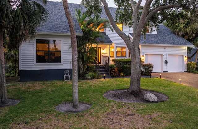 Relaxing 4BR/3BA home near IMG & beaches – with game room & yoga space
