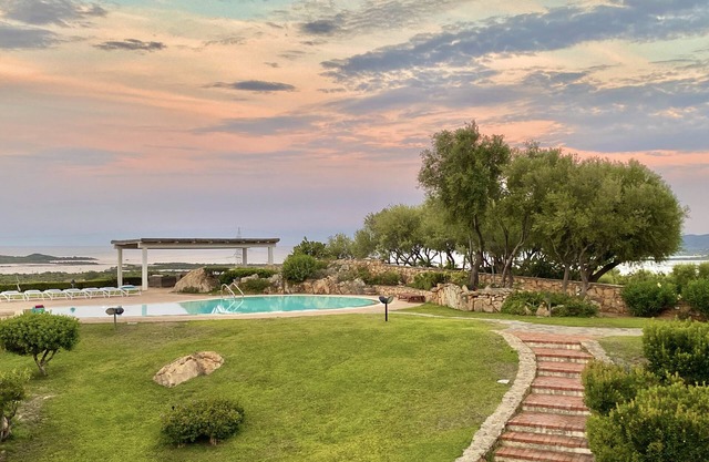Relaxing Apartment, Sea View, Pool, 5 min from the beach, Wifi, Garden, BBQ