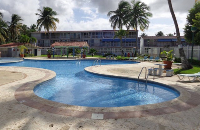 Relaxing Beach Condo- 5 min walk to the beach!
