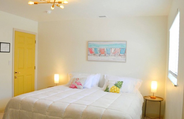 Relaxing bedroom vacation near city/beach/airport
