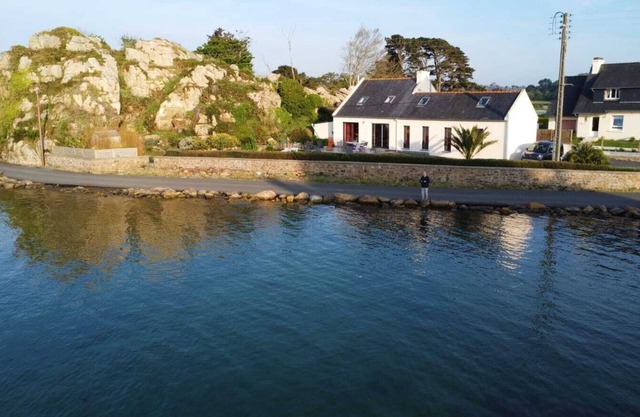 Relaxing, Calm, Breathtaking Sea View 2 m from the water, Small Typical Breton Port