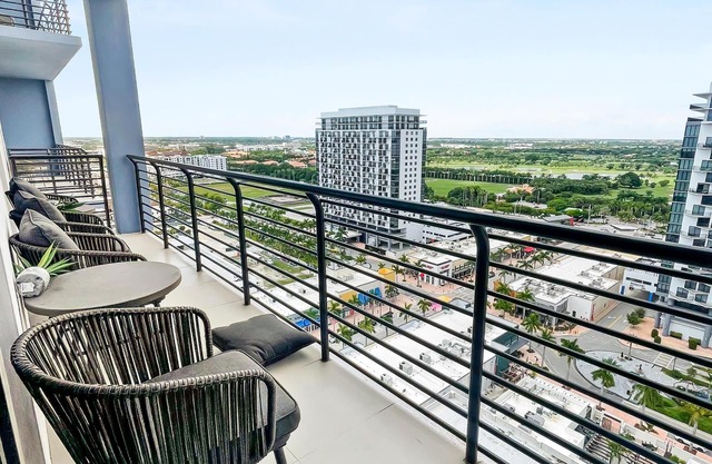 Relaxing Doral Retreat: 2BR Charm