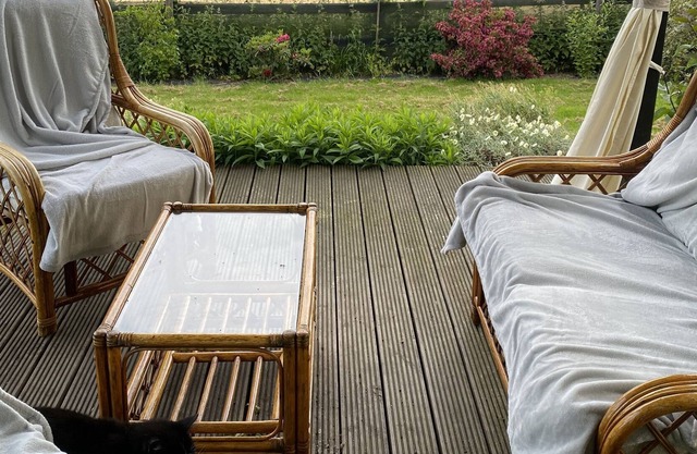Relaxing, tranquil studio space within a large garden, huge bed. Good internet