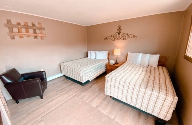 Relaxing Getaway in our Woodsy Deluxe Room at Lodges of Oak Creek!