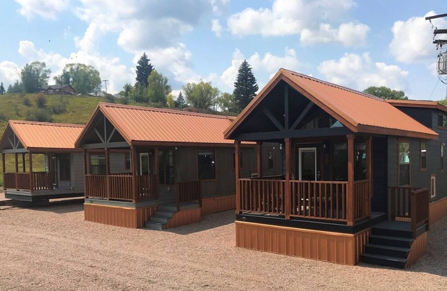 Relaxing Getaway in our Modern Cottage at Lodges of Oak Creek!