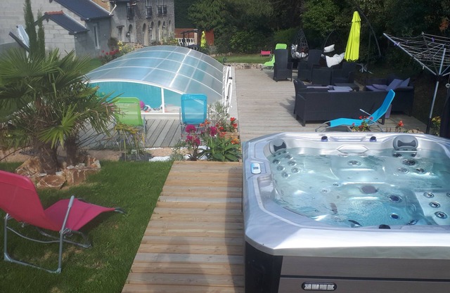 Relaxing green vacations in the heart of the Rance Valley, jacuzzi and swimming pool.