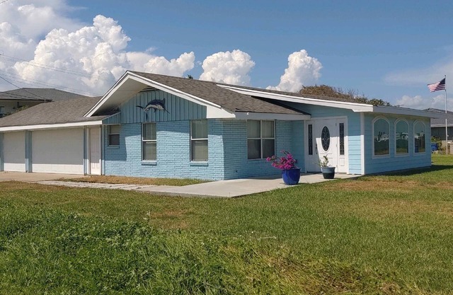 Relaxing home with bay view and close to Rockport Beach.