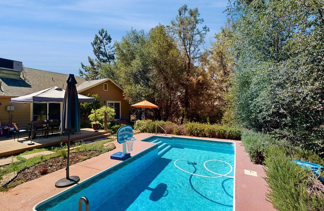 Relaxing home with pool, firepit and board games