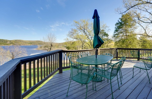 Relaxing Lakeview Retreat in Reeds Spring w/Deck