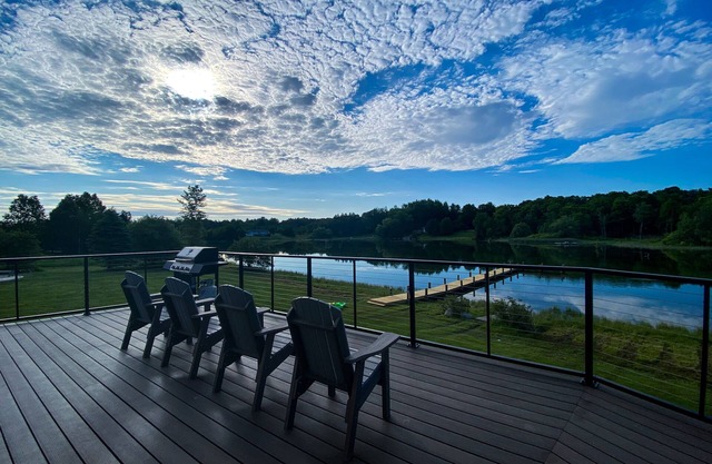 Relaxing lodge on Cheboygan river - Only 20 Minutes to Mackinaw!