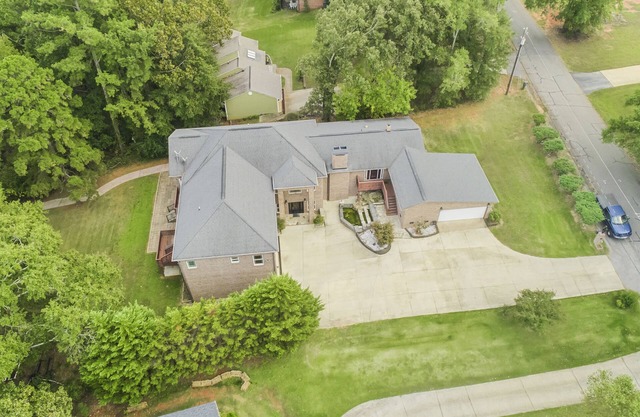 Relaxing Multi-family waterfront home with private dock on Lake Hartwell!