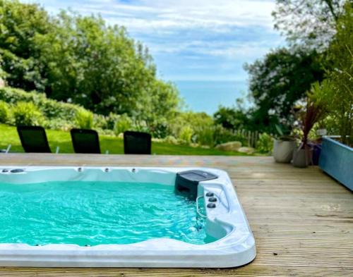 Relaxing private entrance ensuite room with stunning sea view and swimspa