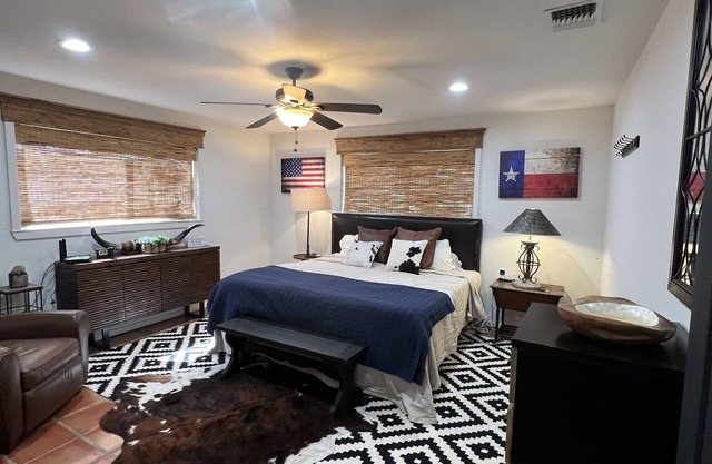 Relaxing Private Getaway just 1 mile North of Leakey.Includes "GAME-ROOM"