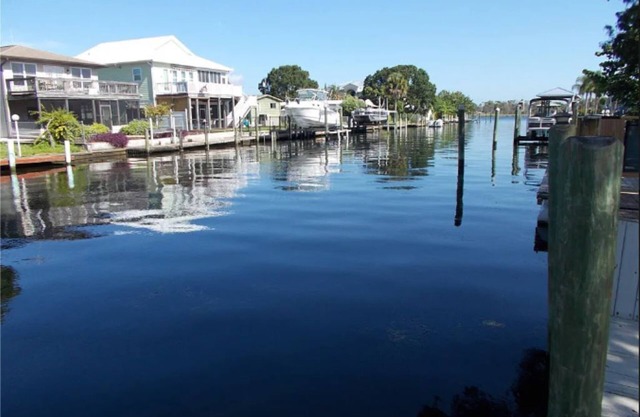 Relaxing retreat on the water-10 minutes to Gulf and Springs!