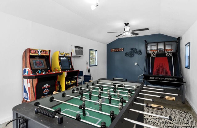 Relaxing Retreat with Game Room + Massage Chair+ Fire Pit + Wood Fire Pizza Oven