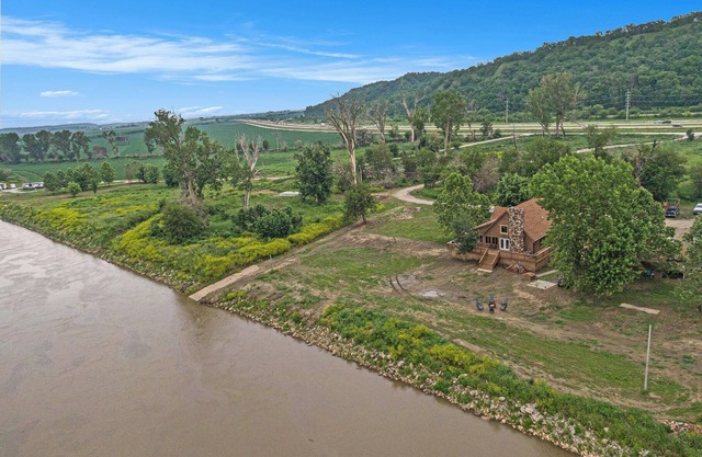 Relaxing River Cabin just across from Downtown Omaha!
