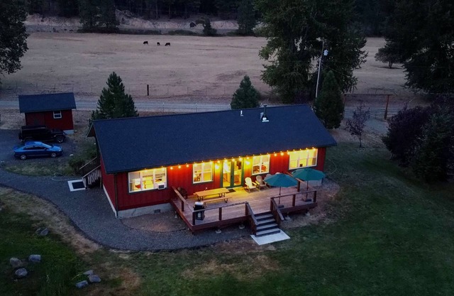 Relaxing riverfront home in the Cascades - great for families