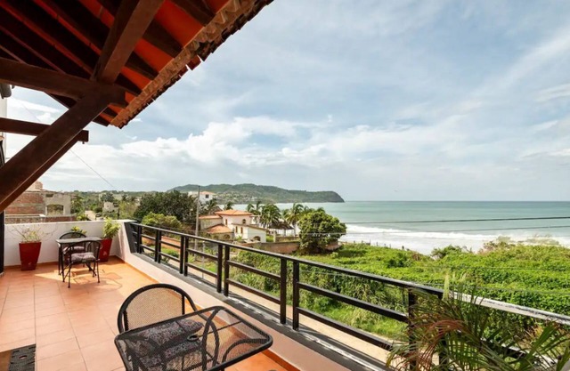 Relaxing Villa Casa Blanca with pool - 1 min walk to beach!