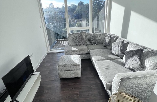 Remarkable 1-Bed Apartment in London with balcony