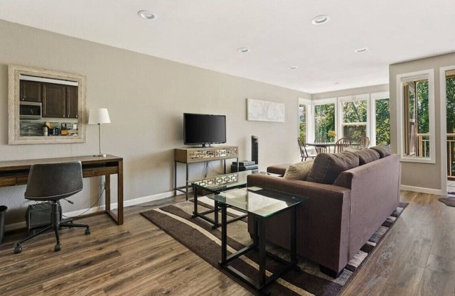 Remodeled 1 bed condo near Lake Whatcom & trails!