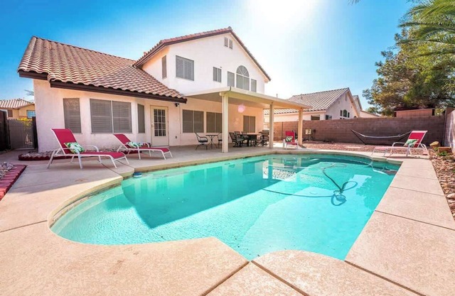 Remodeled 5 Bedroom Stunner close to LV Strip!