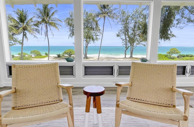 Remodeled Beachfront Home w/Ocean views covered Lanai & AC - 15 min from Kailua