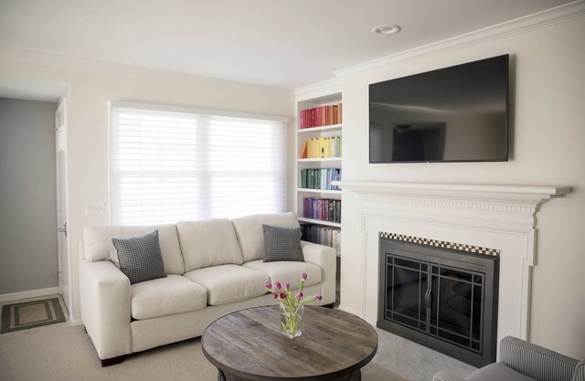 Remodeled condo. Less than half a mile to downtown HS, the beach and boat docks!