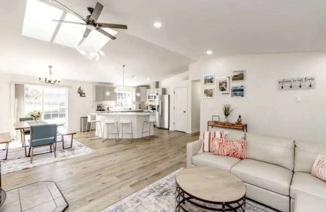 Remodeled Cottage w/Hot tub, 15 mins away from Mt. Rainier Park entrance