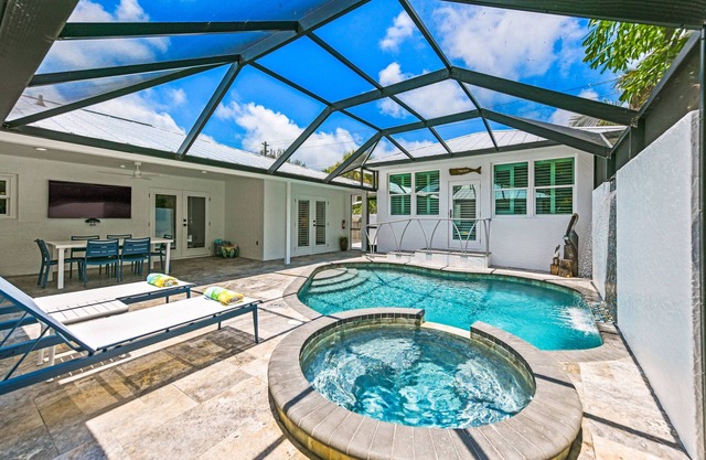 REMODELED, Heated Pool and Spa, POOL Table, games, bikes included!