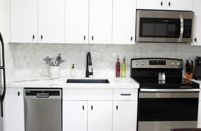 Remodeled Modern Ground Level Apt Blocks to Dwntn - B