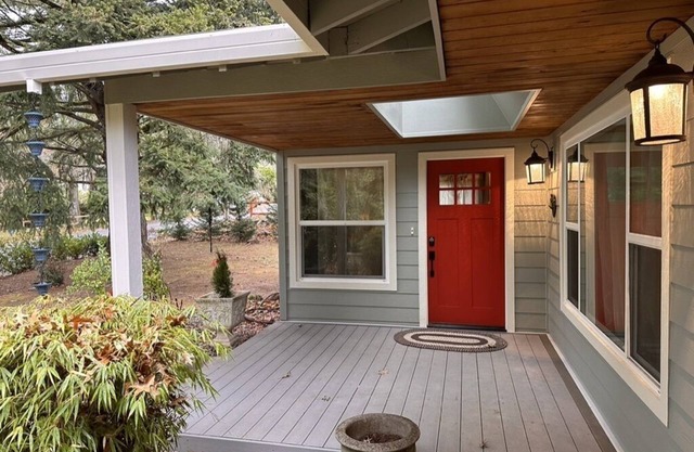 Remodeled one level w/yard , heart of lake oswego