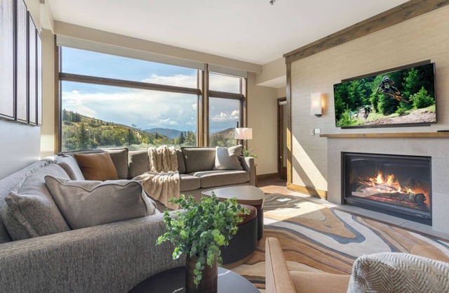 Remodeled! Resort & Spa, Ski in/out, HOT TUB, Ski Valet, Health Club, Mtn Views