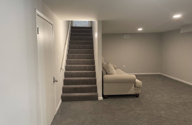 Remodeled, Spacious House just off 435. Pet-friendly!