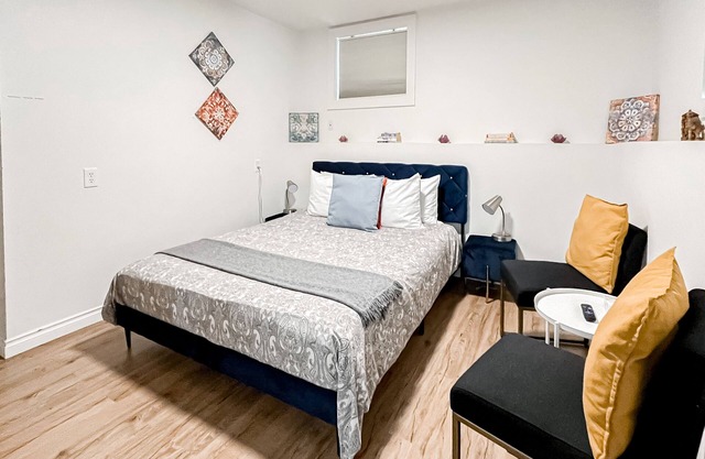 Remodeled studio in lovely neighborhood with shared yard and fast WiFi - dog OK