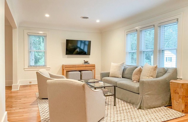 Remodeled Upstairs Apart. with Lake Views, Half Mile to Beaches, Prime Location