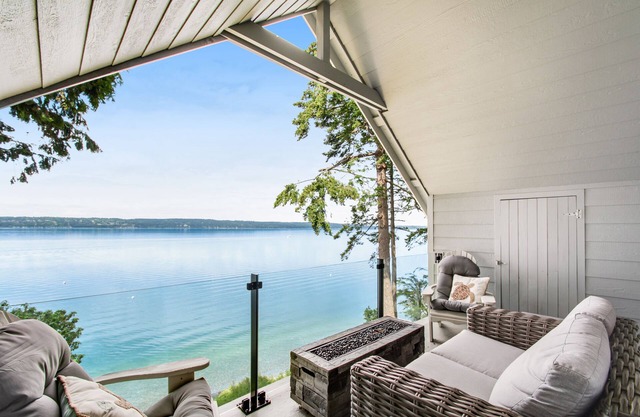 Remodeled waterfront beauty with fast Wifi, sweeping views & beach access