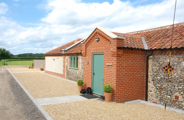 REMUS, family friendly, with open fire in East Harling