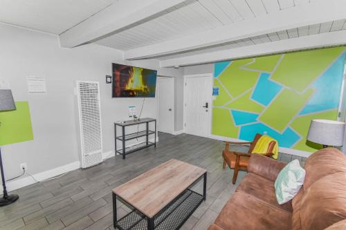 Reno Upper Unit with King Bed & Pull-Out Couch