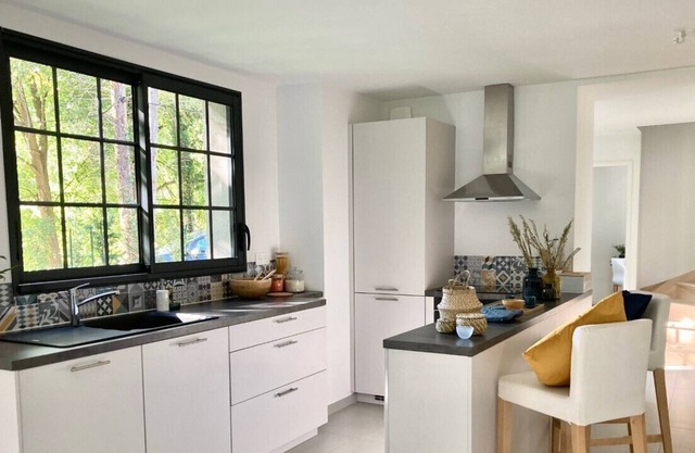 Renovated 12 person house 173m2 with garden 1156m2 15mn from Lyon