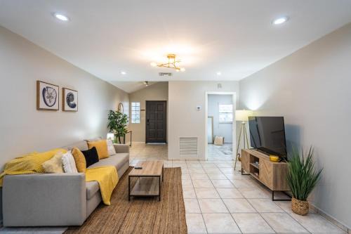 Renovated 2 BD Home w/Private Parking, Gallery & W/D